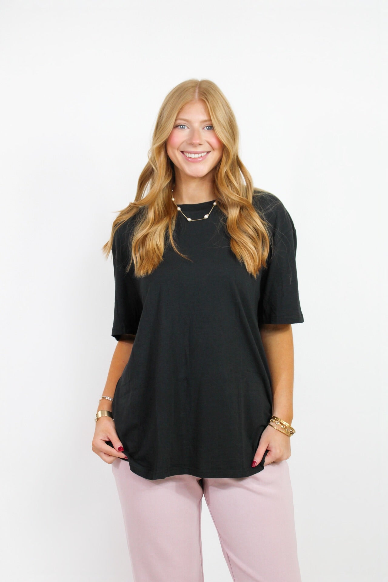 Varley Leighton Boyfriend Tee in soft cotton, featuring a relaxed fit and classic crew neck, shown on a model.