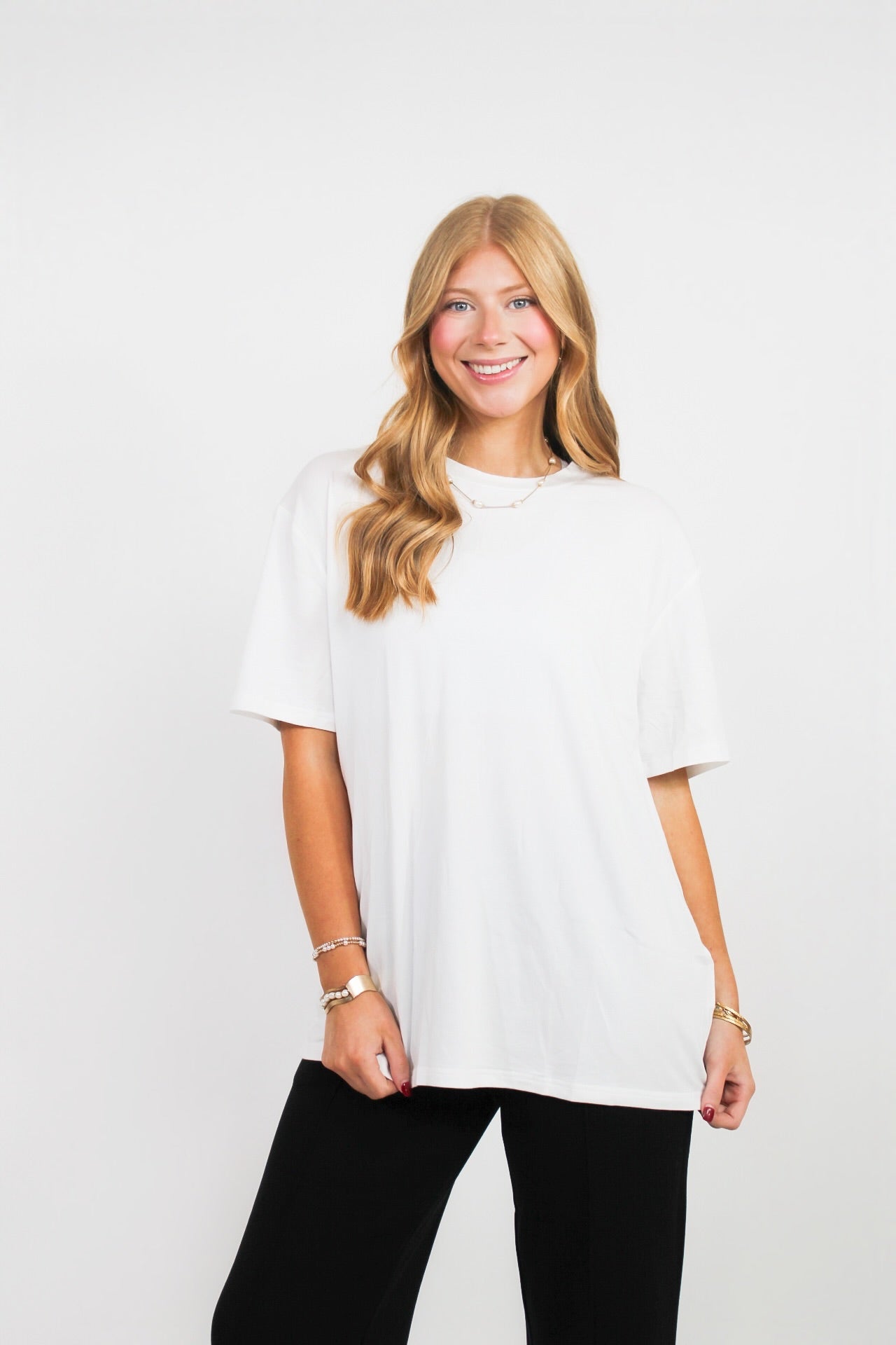 Varley Leighton Boyfriend Tee displayed on a mannequin, featuring a relaxed fit and soft cotton fabric in neutral color.