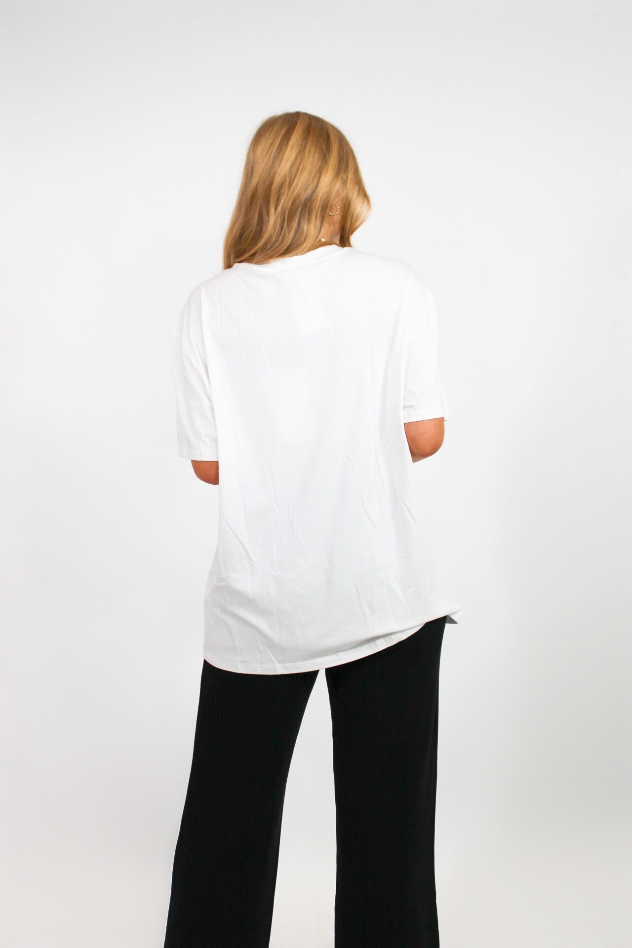 Varley Leighton Boyfriend Tee in soft fabric, featuring a relaxed fit and classic crew neckline, displayed on a hanger.