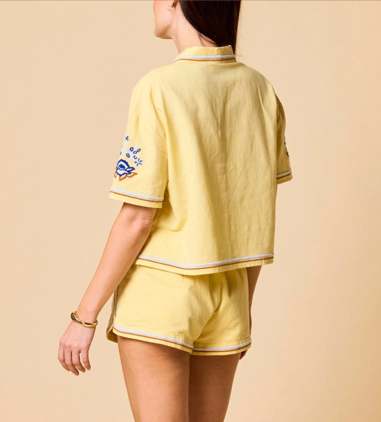 CLEOBELLA Wes Short Impala in beige with drawstring waist and side pockets, casual summer shorts for women.